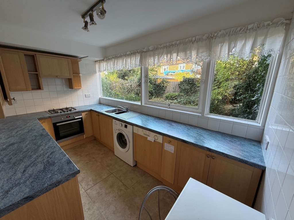 Lot: 117 - VACANT TWO-BEDROOM GROUND FLOOR FLAT REQUIRING IMPROVEMENT - Fitted kitchen with space for appliances